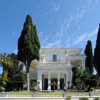 L’Achilleion, le palais de Sissi à Corfou. La façade du palais. Cliquer pour agrandir l'image dans Adobe Stock (nouvel onglet).