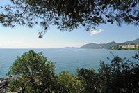 La ville de Gastoúri à Corfou. La côte sud-est, Pérama et le mont Agioi Déka vus depuis l'île de Pondikonissi. Cliquer pour agrandir l'image dans Adobe Stock (nouvel onglet).