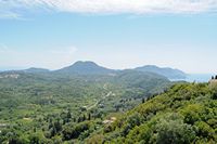 La ville de Gastoúri à Corfou. Kynopiastes vu depuis le Trône du Kaiser. Cliquer pour agrandir l'image dans Adobe Stock (nouvel onglet).