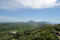 La ville de Gastoúri à Corfou. Le canton de Gastouri vu depuis le Trône du Kaiser. Cliquer pour agrandir l'image dans Adobe Stock (nouvel onglet).