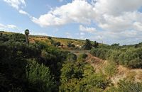 La ville d’Héraklion en Crète. Les gorges de Sainte-Irène à Spilia vues depuis l'aqueduc. Cliquer pour agrandir l'image dans Adobe Stock (nouvel onglet).