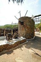 La ville d’Hersonissos en Crète. Moulin à vent de l'écomusée Lychnostatis. Cliquer pour agrandir l'image dans Adobe Stock (nouvel onglet).