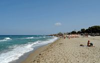 La ville d’Hersonissos en Crète. Plage à l'embouchure de la rivière Aposelemis à Analipsi. Cliquer pour agrandir l'image dans Adobe Stock (nouvel onglet).