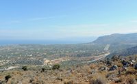 La ville d'Hersonissos en Crète. Le mont Pyrgia vu depuis le mont Ederi. Cliquer pour agrandir l'image dans Adobe Stock (nouvel onglet).