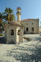 La ville d’Iérapétra en Crète. La fontaine aux ablutions de l'ancienne mosquée. Cliquer pour agrandir l'image dans Adobe Stock (nouvel onglet).