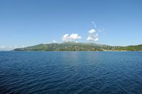 La ville de Kassiopi sur l’île de Corfou. La côte près de Kassiopi. Cliquer pour agrandir l'image dans Adobe Stock (nouvel onglet).
