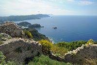 Le château Saint-Ange (Angelókastro) à Corfou. Paleokastritsa vu depuis le château d'Angelokastro. Cliquer pour agrandir l'image dans Adobe Stock (nouvel onglet).