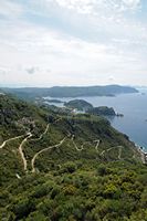 Le château Saint-Ange (Angelókastro) à Corfou. Paleokastritsa vu depuis le château d'Angelokastro. Cliquer pour agrandir l'image dans Adobe Stock (nouvel onglet).