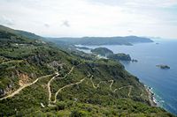 Le château Saint-Ange (Angelókastro) à Corfou. Paleokastritsa vu depuis le château d'Angelokastro. Cliquer pour agrandir l'image dans Adobe Stock (nouvel onglet).