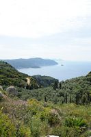 La ville de Lákones à Corfou. Paleokastritsa vu depuis le château d'Angelokastro. Cliquer pour agrandir l'image dans Adobe Stock (nouvel onglet).
