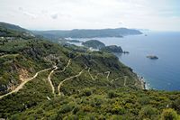 La ville de Lákones à Corfou. Paleokastritsa vu depuis le château d'Angelokastro. Cliquer pour agrandir l'image dans Adobe Stock (nouvel onglet).