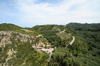 La ville de Lákones à Corfou. L'accès au château d'Angelokastro. Cliquer pour agrandir l'image dans Adobe Stock (nouvel onglet).