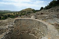 Le palais de Phaistos en Crète. Silo à grain. Cliquer pour agrandir l'image dans Adobe Stock (nouvel onglet).