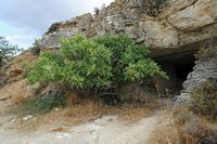 La ville de Mirès en Crète. L'entrée de la petite grotte en labyrinthe de Roufas. Cliquer pour agrandir l'image dans Adobe Stock (nouvel onglet).