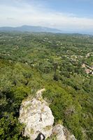 La ville de Nymfes sur l’île de Corfou. Le mont Pantokrator vu depuis le Trône du Kaiser. Cliquer pour agrandir l'image dans Adobe Stock (nouvel onglet).
