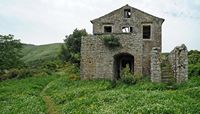 La ville de Nymfes sur l’île de Corfou. Maison abandonnée du village du Vieux-Périthia. Cliquer pour agrandir l'image dans Adobe Stock (nouvel onglet).