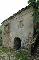 La ville de Nymfes sur l’île de Corfou. Maison abandonnée du village du Vieux-Périthia. Cliquer pour agrandir l'image dans Adobe Stock (nouvel onglet).