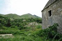 La ville de Nymfes sur l’île de Corfou. Le village du Vieux-Périthia. Cliquer pour agrandir l'image dans Adobe Stock (nouvel onglet).