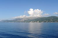 La ville de Nymfes sur l’île de Corfou. Le mont Pantokrator vu depuis le canal de Corfou. Cliquer pour agrandir l'image dans Adobe Stock (nouvel onglet).