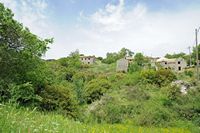 La ville de Nymfes sur l’île de Corfou. Le village du Vieux-Périthia. Cliquer pour agrandir l'image dans Adobe Stock (nouvel onglet).