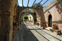 La ville de Pérama en Crète. La cour du monastère du Saint Précurseur à Bali. Cliquer pour agrandir l'image dans Adobe Stock (nouvel onglet).
