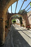 La ville de Pérama en Crète. La cour du monastère du Saint Précurseur à Bali. Cliquer pour agrandir l'image dans Adobe Stock (nouvel onglet).