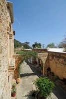 La ville de Pérama en Crète. La cour du monastère du Saint Précurseur à Bali. Cliquer pour agrandir l'image dans Adobe Stock (nouvel onglet).