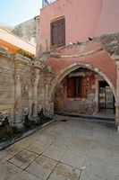 La vieille ville de Réthymnon en Crète. La fontaine de Rimondi. Cliquer pour agrandir l'image dans Adobe Stock (nouvel onglet).
