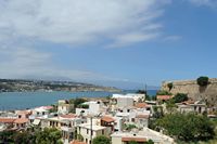 La ville de Réthymnon en Crète. La baie de Koumpes et le cap Saint-Jean vus depuis la forteresse. Cliquer pour agrandir l'image dans Adobe Stock (nouvel onglet).