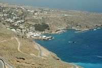 La ville de Sfakia en Crète. Les ports de Chora Sfakion vus depuis la route d'Anopoli. Cliquer pour agrandir l'image dans Adobe Stock (nouvel onglet).