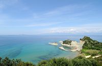 La ville de Sidari sur l’île de Corfou. Le cap Drastis et l'île d'Erikoussa. Cliquer pour agrandir l'image dans Adobe Stock (nouvel onglet).