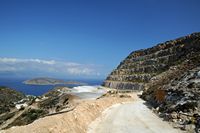 La côte nord de la commune de Sitia en Crète. La carrière de gypse de Mochlos. Cliquer pour agrandir l'image dans Adobe Stock (nouvel onglet).
