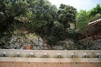 La ville de Spili en Crète. La fontaine vénitienne. Cliquer pour agrandir l'image dans Adobe Stock (nouvel onglet).