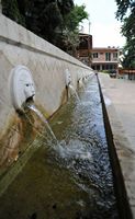 La ville de Spili en Crète. La fontaine vénitienne. Cliquer pour agrandir l'image dans Adobe Stock (nouvel onglet).