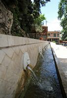 La ville de Spili en Crète. La fontaine vénitienne. Cliquer pour agrandir l'image dans Adobe Stock (nouvel onglet).