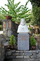 Le plateau du Lassithi en Crète. Buste de l'archimandrite Dorothéos Tsangarakis au monastère de Vidiani. Cliquer pour agrandir l'image dans Adobe Stock (nouvel onglet).