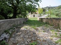 La ville de Vryssès en Crète. L'arche hellénique sur la rivière Boutakas. Cliquer pour agrandir l'image dans Adobe Stock (nouvel onglet).