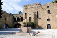Place Argyrokastrou à Rhodes, hospice des Chevaliers. Cliquer pour agrandir l'image.
