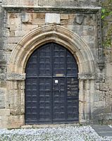 Porte de l'auberge de la langue d'Auvergne à Rhodes. Cliquer pour agrandir l'image.