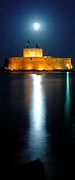 Le fort Saint-Nicolas à Rhodes, de nuit. Cliquer pour agrandir l'image.