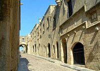 Rue des chevaliers à Rhodes. Cliquer pour agrandir l'image.