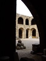 Cour de l'Hôpital des Chevaliers à Rhodes. Cliquer pour agrandir l'image.