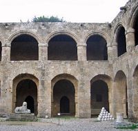 Cour de l'Hôpital des Chevaliers à Rhodes. Cliquer pour agrandir l'image.