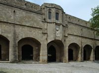 Façade de l'Hôpital des Chevaliers à Rhodes. Cliquer pour agrandir l'image.