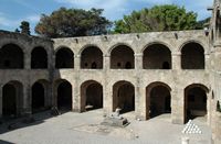 Arcades de l'Hôpital des Chevaliers à Rhodes. Cliquer pour agrandir l'image.