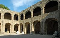 Arcades de l'Hôpital des Chevaliers à Rhodes. Cliquer pour agrandir l'image.