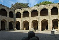 Arcades de l'Hôpital des Chevaliers à Rhodes. Cliquer pour agrandir l'image.