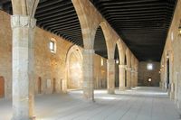 Grande salle des malades de l'Hôpital des Chevaliers à Rhodes. Cliquer pour agrandir l'image.