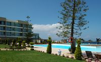 Piscine d'eau douce de l'hôtel Ixian Grand à Rhodes. Cliquer pour agrandir l'image.