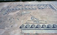 Le mont Cynthe à Délos en Grèce. Mosaïque du sanctuaire des divinités syriennes. Cliquer pour agrandir l'image.